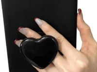 Cute Heart Suporte expansível dobrável preto em um smartphone