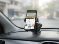 Smartphone com GPS acoplado ao Suporte Celular Universal HS no painel de um carro.