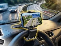 Suporte veicular moderno com smartphone exibindo mapa de navegação 3D em neon vibrante sobre o painel do carro em ângulo dinâmico e chamativo.